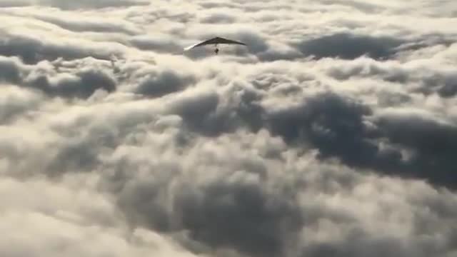 Parapente sobre as nuvens de Interlaken, Suíça 🪂 Vídeo