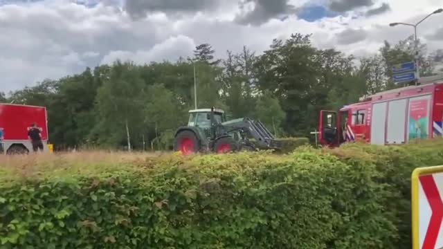 Netherlands: Firefighters and trucks join Dutch farmers convoy (July 15, 2022)