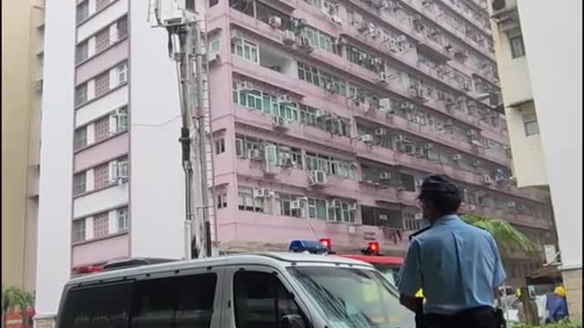 a woman attempted suicide in hong kong 😱😱