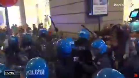 Clashes showing no signs of slowing down in Rome as anti Coronavirus tyranny protesters