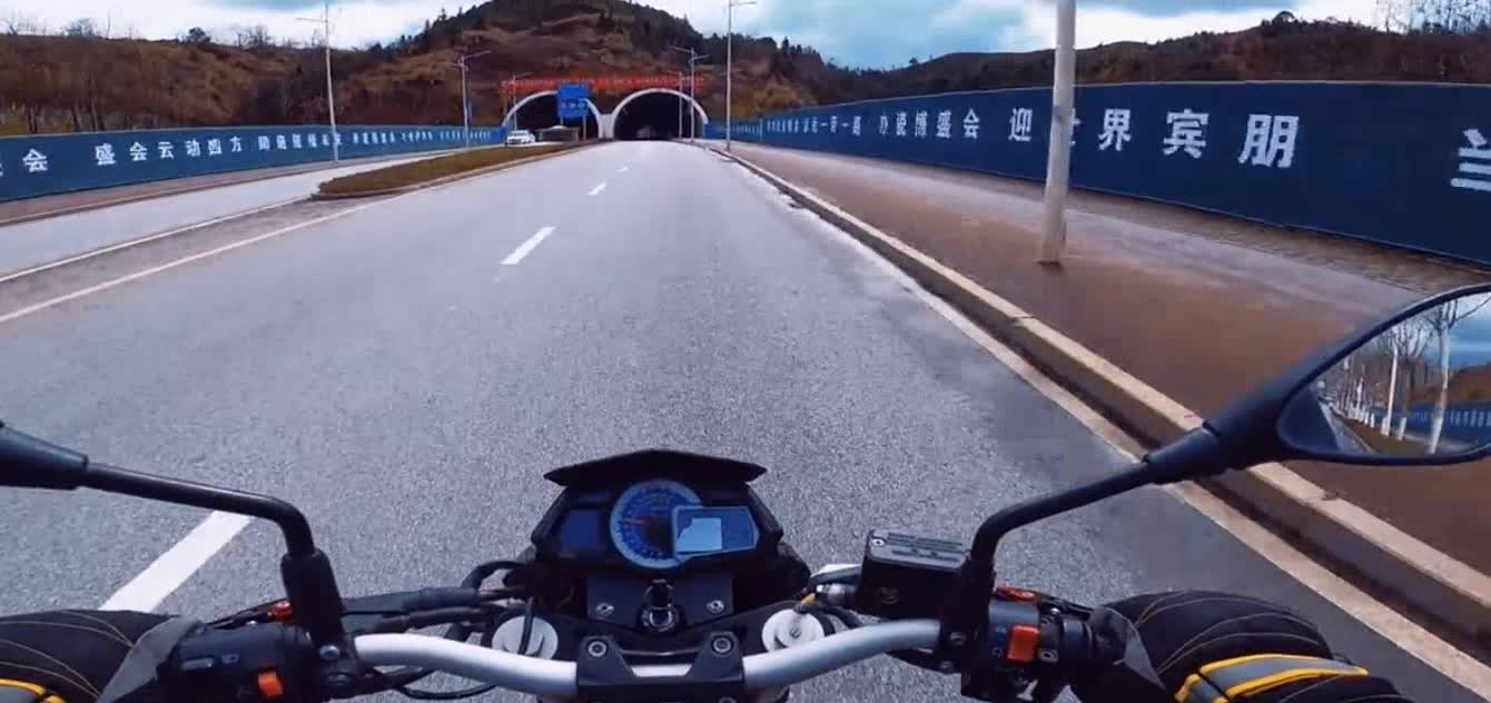 When the motorcycle hits the tunnel! A throttle in the end let you forget the trouble!