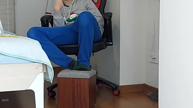 THROWING CARD INTO A _kiwifruit_ (Card Throwing Trick Shot)