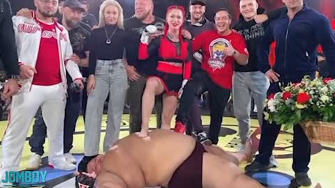 Woman fights a 529 pound man