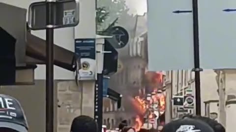 🚨BREAKING NEWS🚨 Explosion Rocks Paris