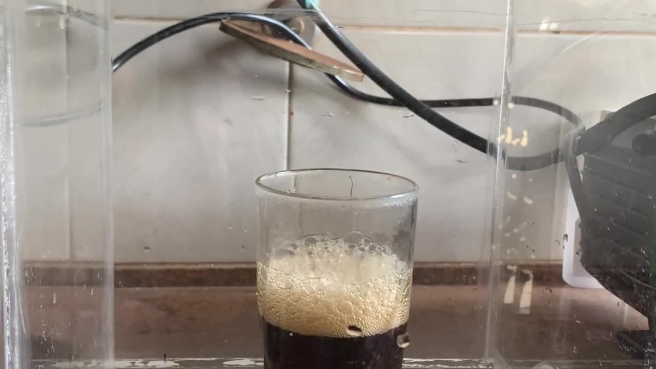 O que acontece com a Coca Cola no Espaço!