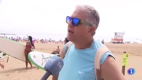 Robo en directo de bolsos de turistas en playas de Barcelona (Cataluña) durante entrevista de TVE