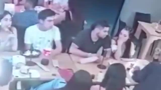 Video: Robaron a 30 personas a punta de pistola en un restaurante