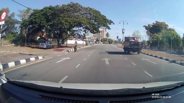 DashCam-The lorry driver changing lane without signal