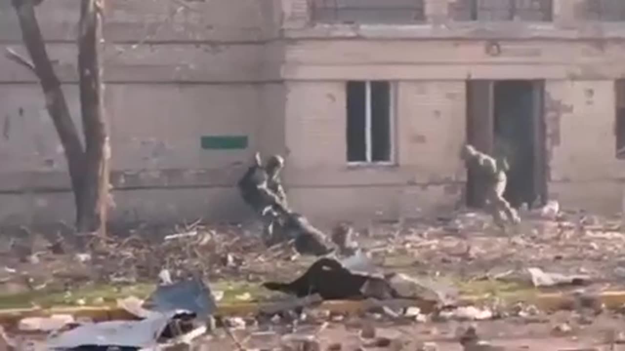 Russian soldier gets shot crossing street during fighting in Mariupol