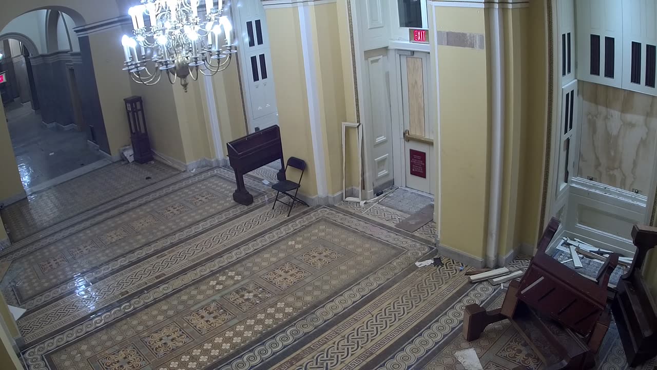 0102USCS01SenateWingDoornearS139_2021-01-06_23h39min35s950ms.mp4