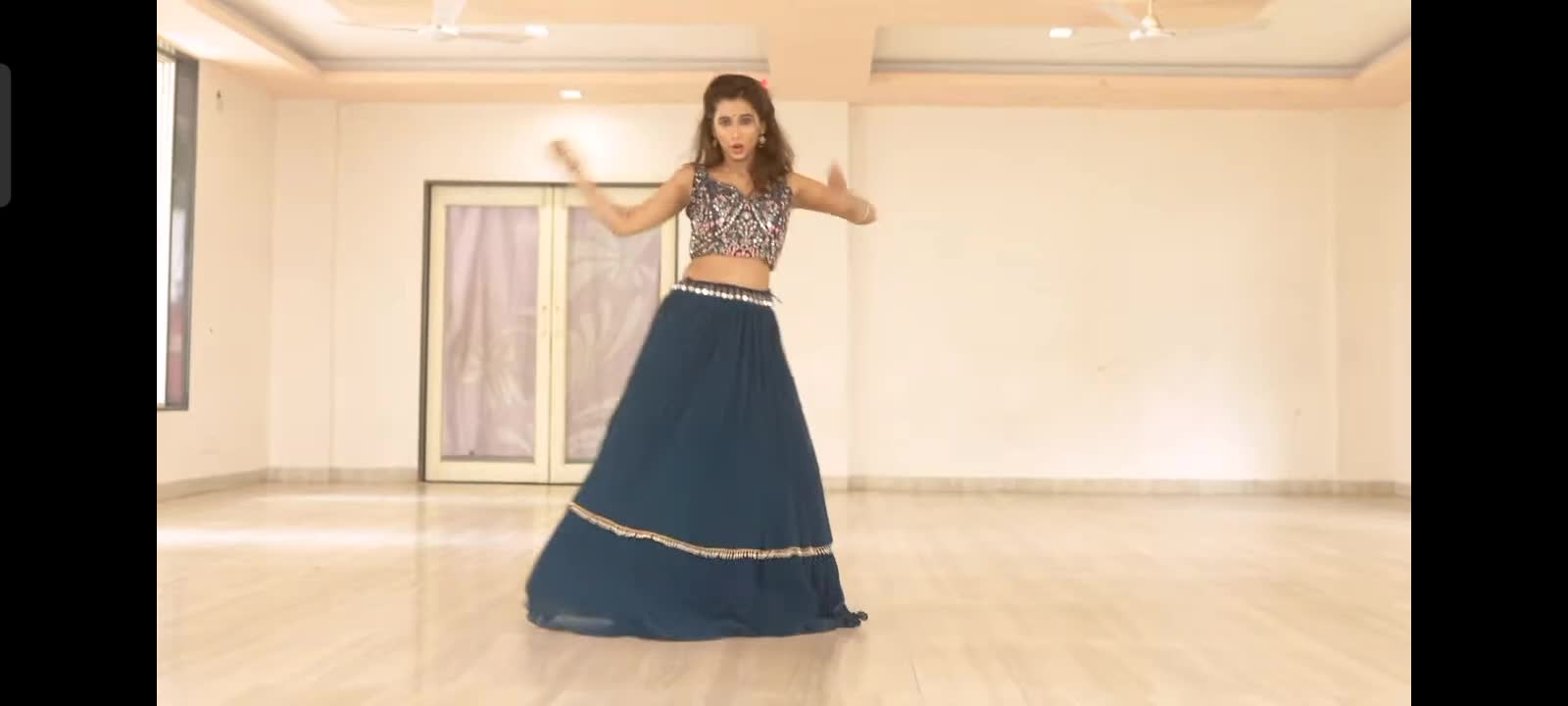 Uan se najar mili bich bajar me (female song)