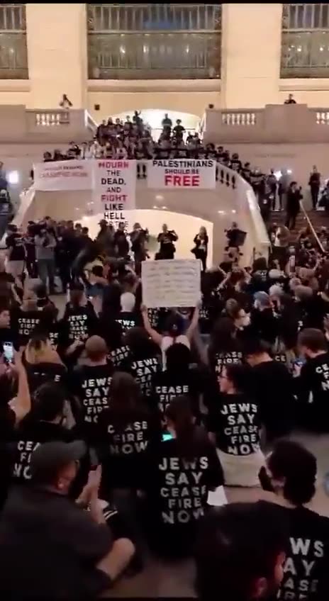 New York police have BLOCKED the entrances to the Metro Station