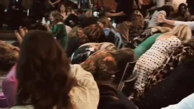 Cristão comunista fazendo L