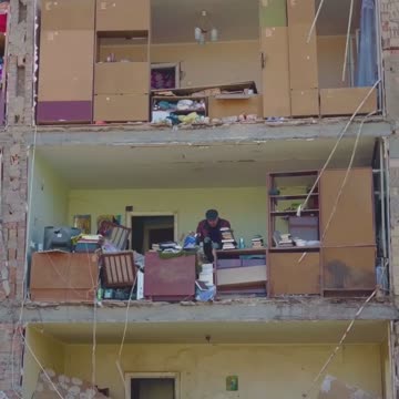 This is how a man collects his belongings left in the apartment