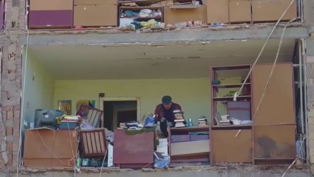 This is how a man collects his belongings left in the apartment