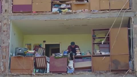 This is how a man collects his belongings left in the apartment
