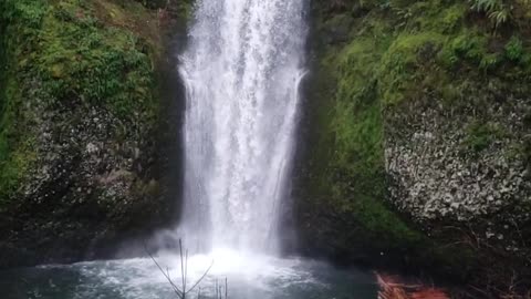 Cascada de hermosa belleza venido de lo celestial