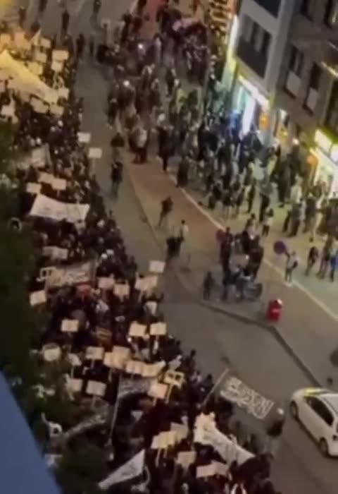 Yesterday in Hamburg Muslime group shout "Alahu Akbar" and force a Kalifat