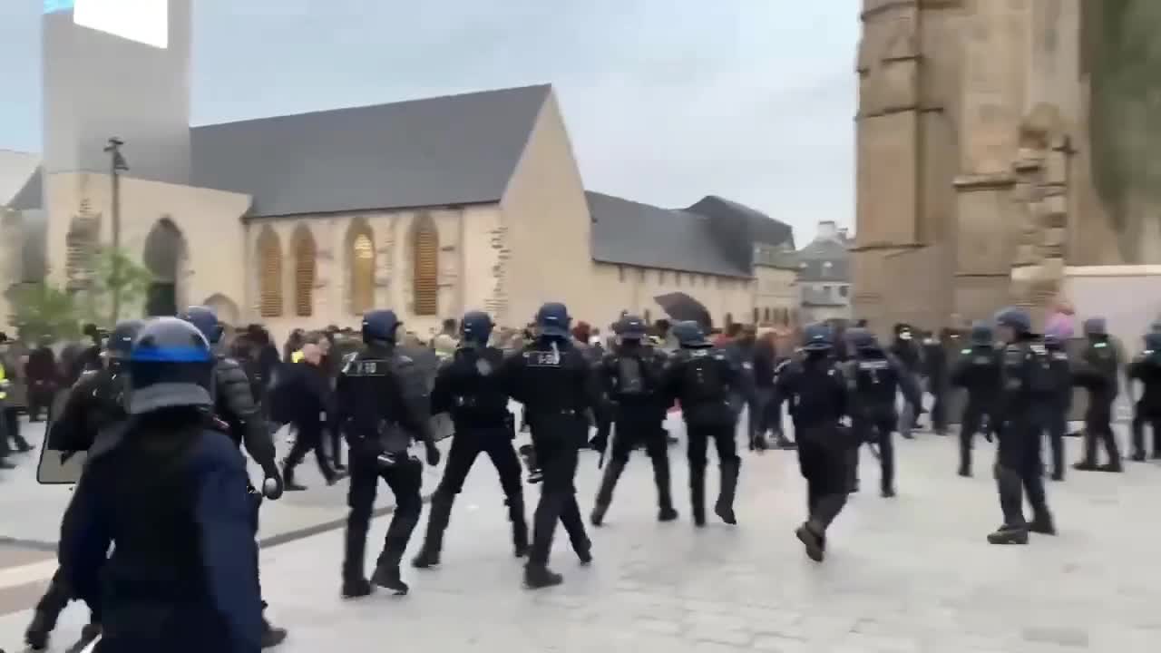 Anti-Macron Protests in France 🇫🇷