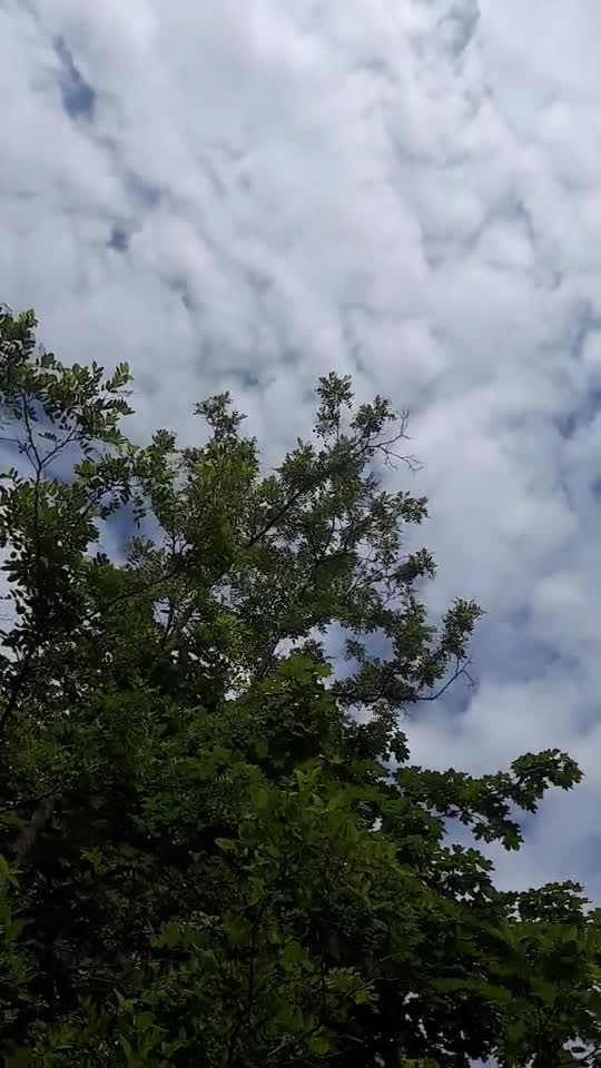 Himmel in Berlin am 17. Mai nach 15 Uhr