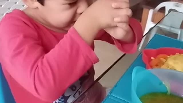 🥰☺️niño orando por los alimentos el final te sorprendera 😂🤣