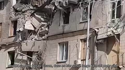 Die Randalierer trafen ein fünfstöckiges Wohnhaus im Zentrum von Charkiw. Es befindet sich neben S