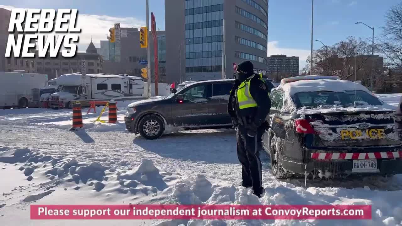 Arrestation on Nicholas street, police officers are blocking journalists from far away.