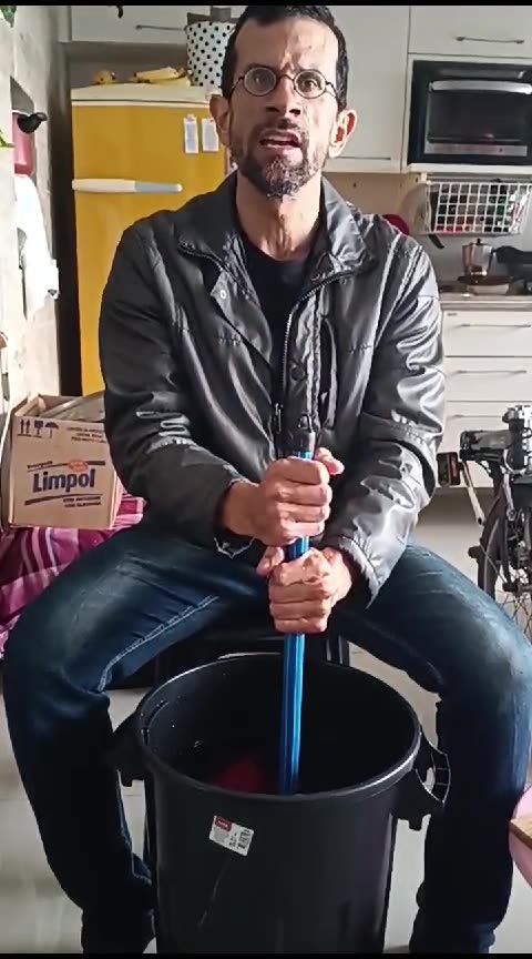 Lavagem de roupa nos abrigos e locais sem energia elétrica com balde, sifão desentupidor e sabão em barra fatiado