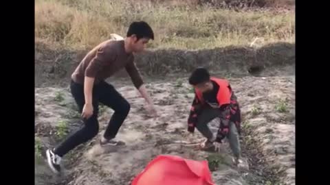 Funny Chinese video of two rival friends