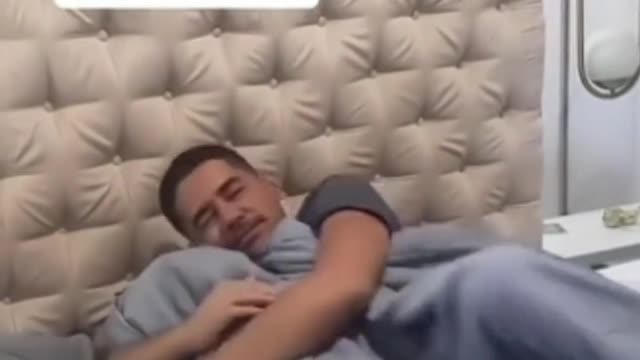 homem solta um peido no coberto