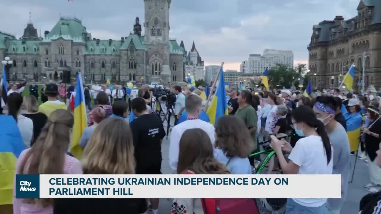 Hundreds gather to celebrate Ukrainian independence day in Ottawa