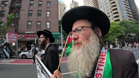 Rabbi Dovid Feldman and other Jews of Neturei Karta at the march "FLOOD New York City FOR GAZA."
