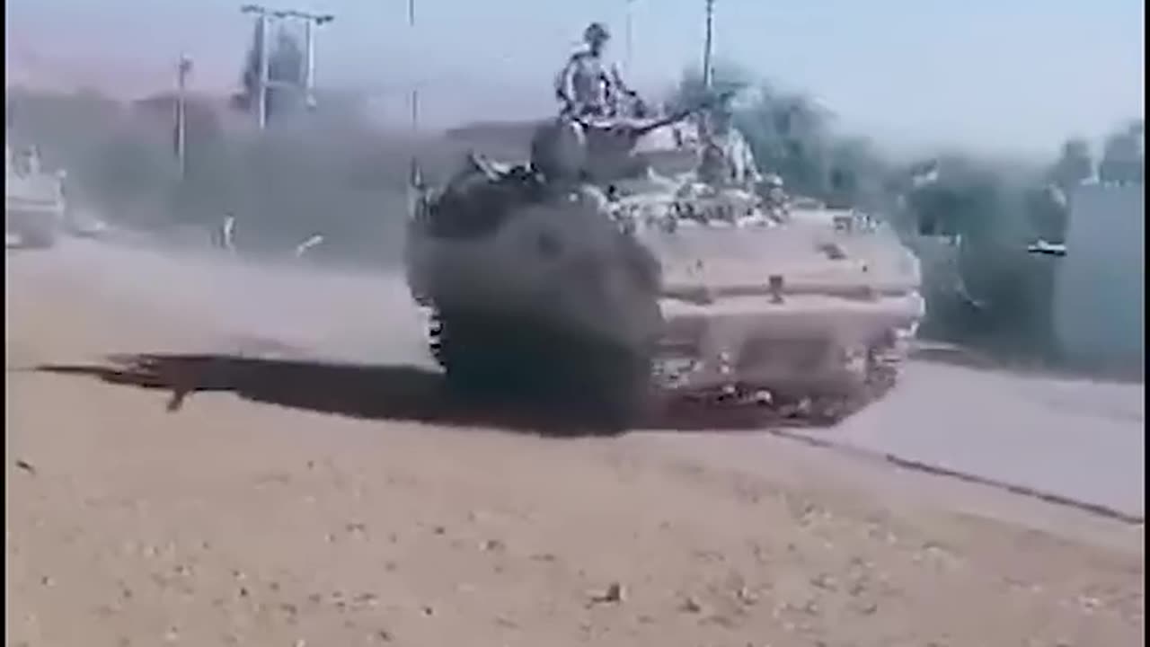 A large number of Jordanian tanks move towards the border with Israel