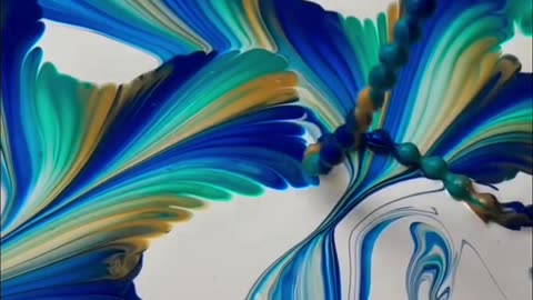 Fozia Creations is an acrylic fluid artist based in Haarlem, Netherlands