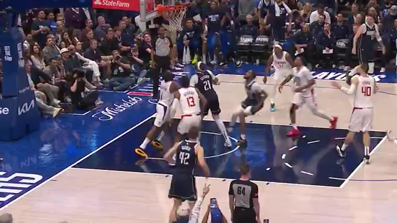 NBA - Kyrie changes pace and hits the TOUGH midrange J! 11 PTS in the 4Q... 21 for the game 🔥