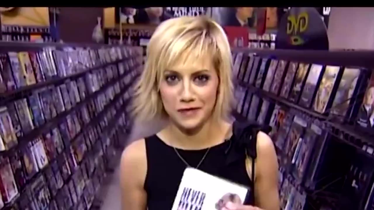 Brittany Murphy goes to Blockbuster in New York 2004