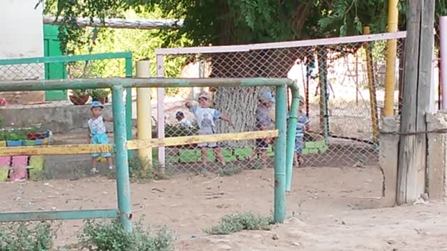 Picking up my daughter from kindergarten, I played music and... (ORIGINAL TITLE: Приехал за дочкой в садик и прибавил музыку, а тут)) )