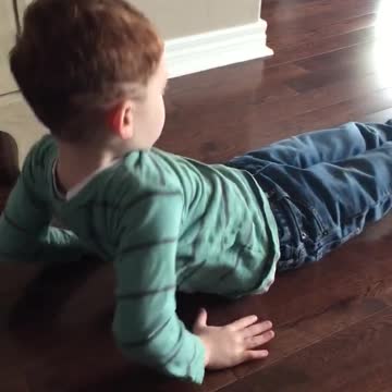 Niño muestra graciosamente sus músculos