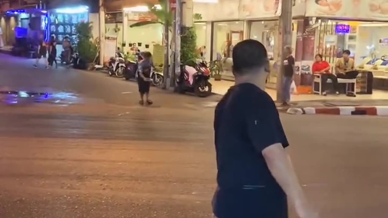 These two even think alike Professional street cooks surprise tourists with their skills.