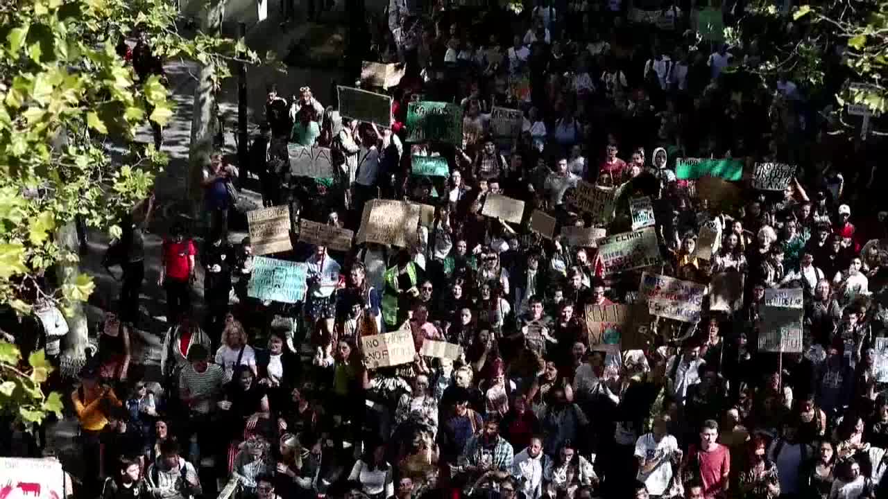 Jóvenes y estudiantes lideran la huelga climática en París