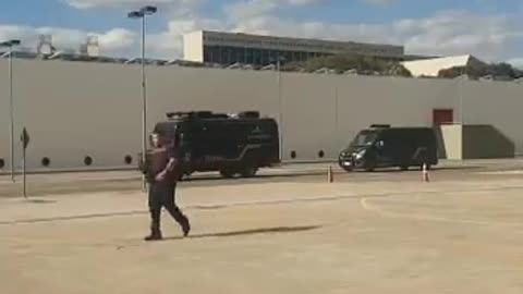 Grupo antibomba da PF vasculha prédio antes da posse de Alexandre de Moraes no TSE