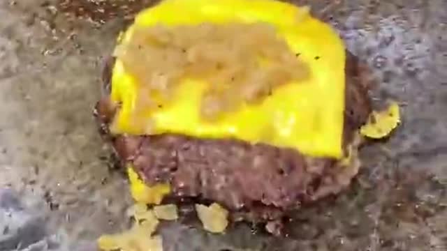 CLASSIC CHEESEBURGER