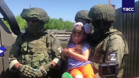 Ruští vojáci vzali dívku Evu a její babičku na dovolenou do Kaliningradské oblasti