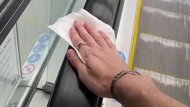 METTRE UNE LINGETTE SUR UN ESCALATOR À GARE DU NORD