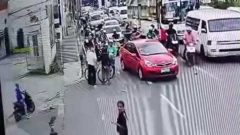 INCIDENT between a CYCLIST and a RETIRED POLICE