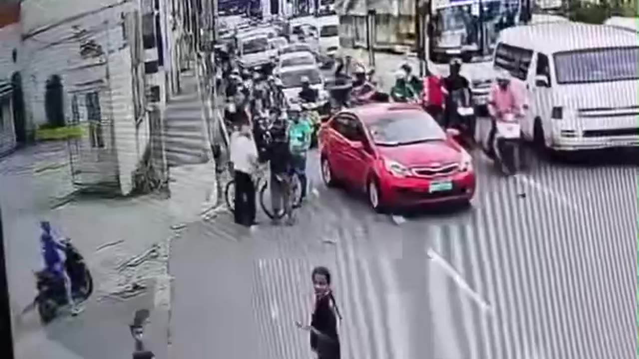 INCIDENT between a CYCLIST and a RETIRED POLICE