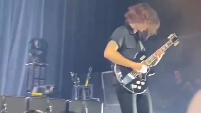 Hayley Williams stops a fight at the Paramore concert