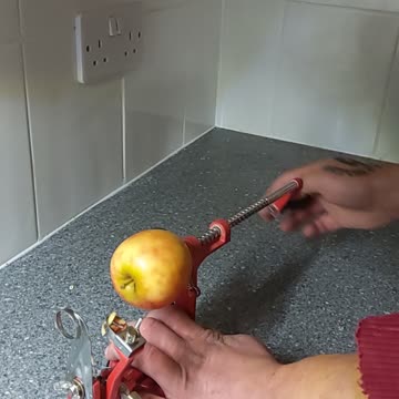 How to peel an apple.......the fun way!!!