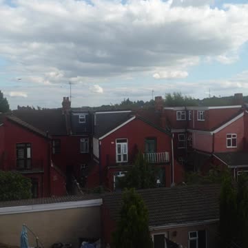 Overview of 757 taking off in Luton Airport