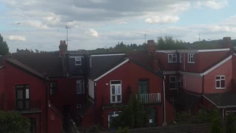 Overview of 757 taking off in Luton Airport